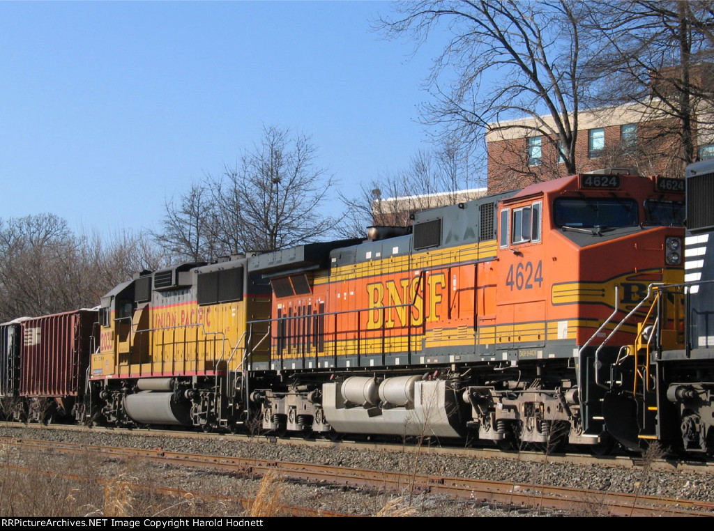 BNSF 4624 & UP 2035 on NS train 350